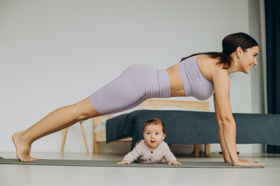Czy fitness po porodzie dla młodej mamy jest wskazany?